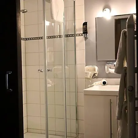 Отель Bar-bistro-hotel Dok Стенберген